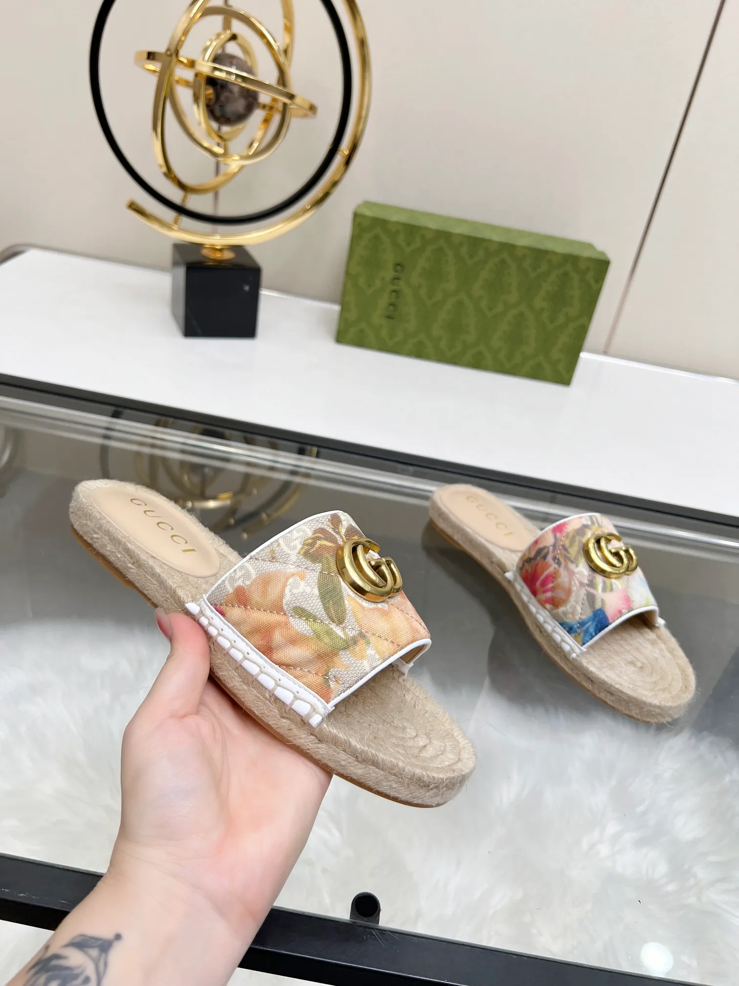 👟👟Ex-factory price 320👟👟 Gucci slippers fisherman shoes new color Injection molded one-piece straw bottom, high-end quality Fabric: Double G imported fabric Lining: sheepskin lining Code number: 35~42 Fabric styles include apricot, floral, pink, black, blue, burgundy, champagne, green, orange, cyan, starry sky, more than 30 colors to choose from, many colors to be updated in the future ,,,,,,,,